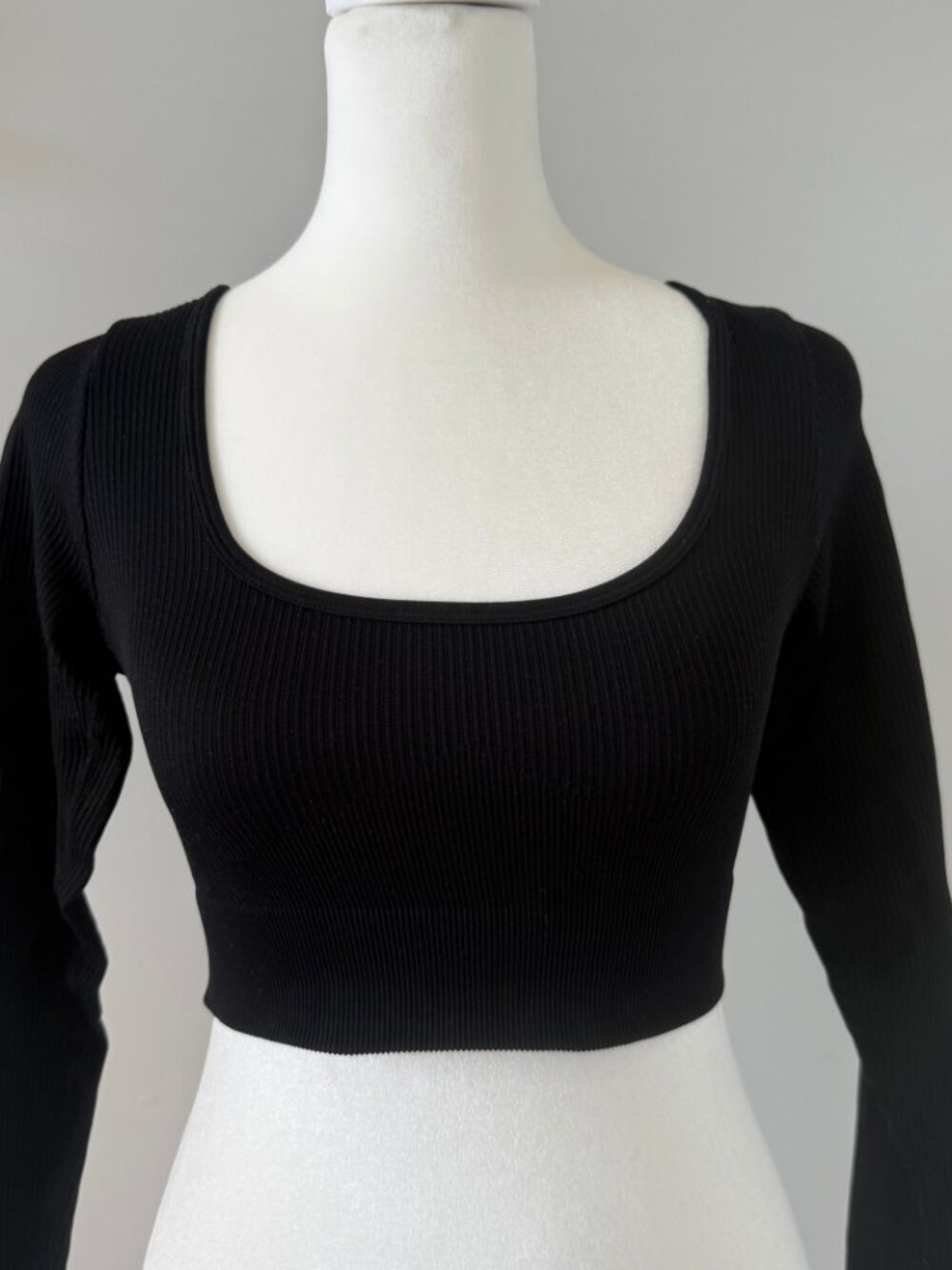 Black Ribbed Workout Crop Top - Picture 3 of 8